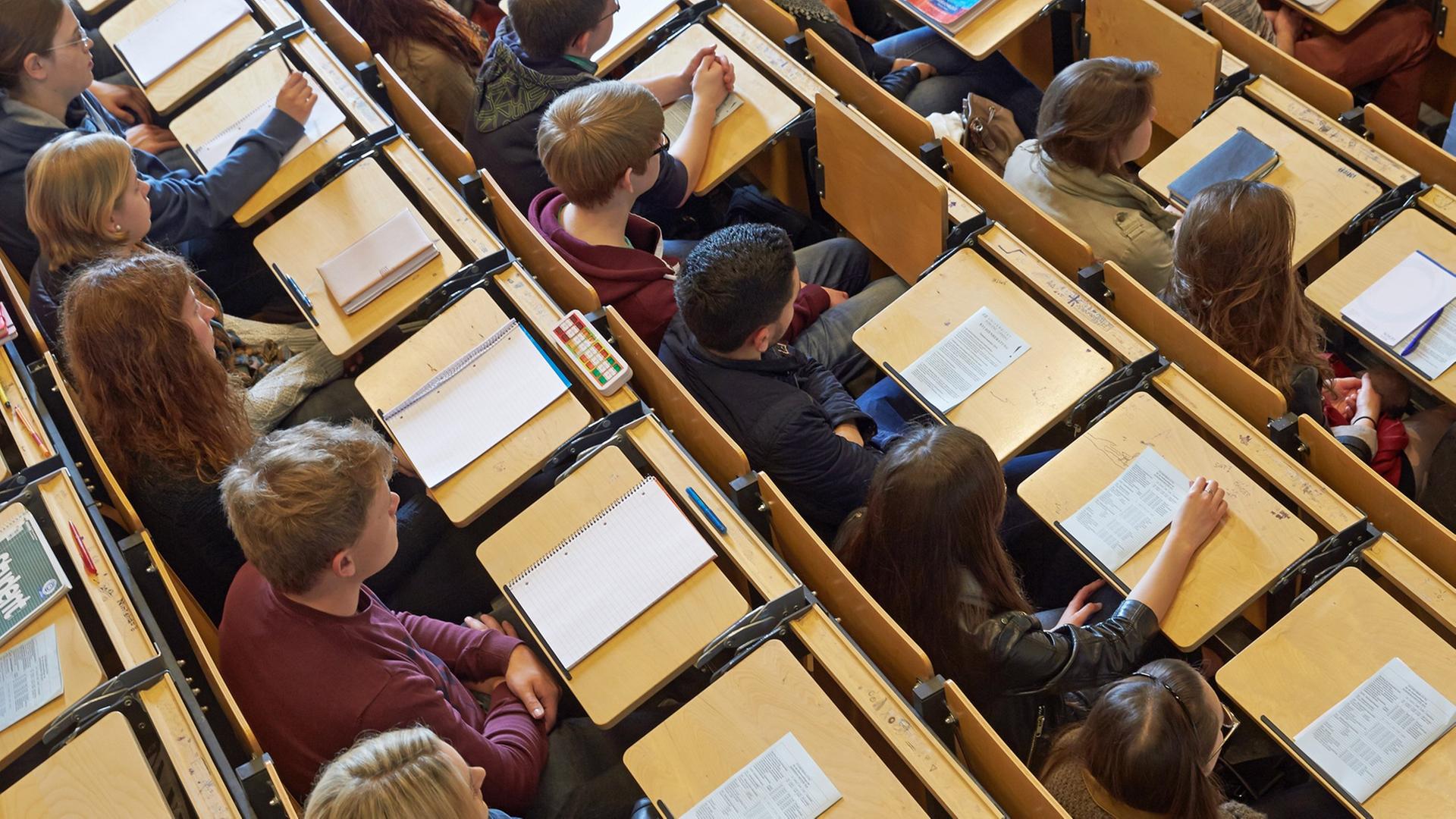 Studenten sitzen in einem Hörsaal bei der Erstsemesterbegrüßung der Universität Koblenz-Landau im April 2014 im Hörsaal. Studenten sitzen in einem Hörsaal bei der Erstsemesterbegrüßung der Universität Koblenz-Landau im April 2014 im Hörsaal.