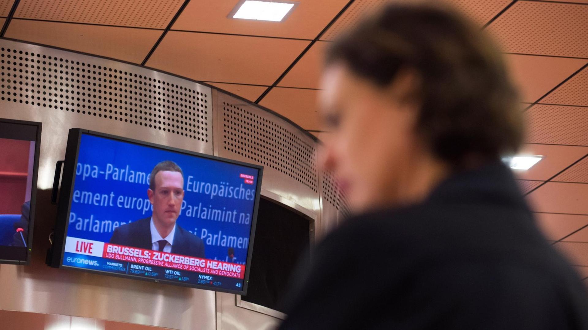 Die Anhörung von Facebook-Chef Mark Zuckerberg wird im Europäischen Parlament auf einem Bildschirm übertragen. Die Anhörung von Facebook-Chef Mark Zuckerberg wird im Europäischen Parlament auf einem Bildschirm übertragen.