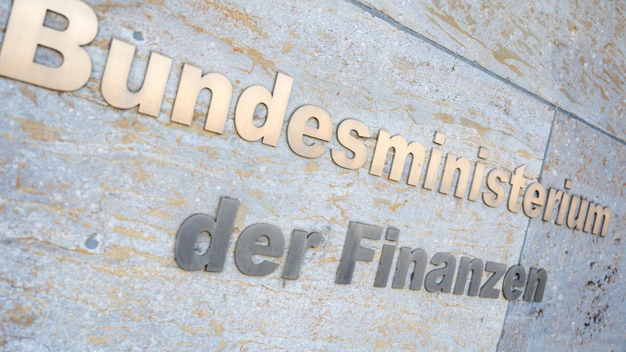 Der Schriftzug "Bundesministerium der Finanzen" ist außen am Gebäude des Bundesfinanzministerium zu lesen. Die Staatsanwaltschaft Osnabrück durchsucht seit Donnerstagmorgen das Bundesfinanzministerium und das Bundesjustizministerium in Berlin. Der Schriftzug "Bundesministerium der Finanzen" ist außen am Gebäude des Bundesfinanzministerium zu lesen. Die Staatsanwaltschaft Osnabrück durchsucht seit Donnerstagmorgen das Bundesfinanzministerium und das Bundesjustizministerium in Berlin.