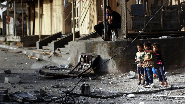 Kinder nach einem israelischen Bombenangriff im Gazastreifen. Kinder nach einem israelischen Bombenangriff im Gazastreifen.