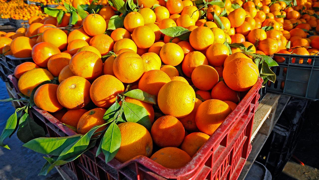 Orangen in Kisten werden auf einem Obstmarkt angeboten. Orangen in Kisten werden auf einem Obstmarkt angeboten.