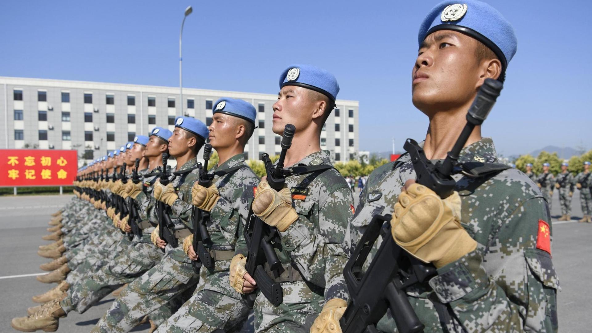 Chinesische Soldaten bei einer Übung für eine Militärparade Chinesische Soldaten bei einer Übung für eine Militärparade