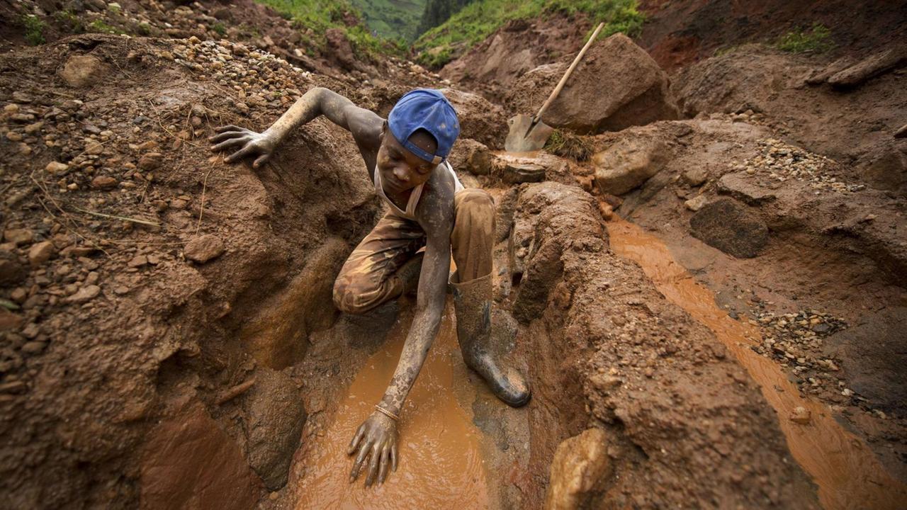 Ein Minenarbeiter in einer Coltan-Mine in Nord Kivu im Kongo am 28. Juni 2011. Ein Minenarbeiter in einer Coltan-Mine in Nord Kivu im Kongo am 28. Juni 2011.