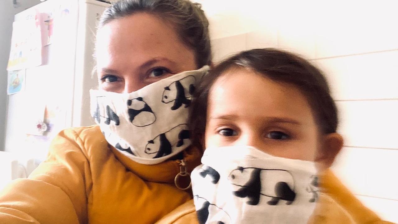 Autorin Elisabeth R. Hager und ihre Tochter Alma tragen auf dem Foto aus dem Jahr 2020 einen Mund-Nasen-Schutz. Autorin Elisabeth R. Hager und ihre Tochter Alma tragen auf dem Foto aus dem Jahr 2020 einen Mund-Nasen-Schutz.