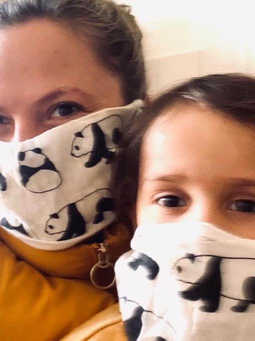 Autorin Elisabeth R. Hager und ihre Tochter Alma tragen auf dem Foto aus dem Jahr 2020 einen Mund-Nasen-Schutz.