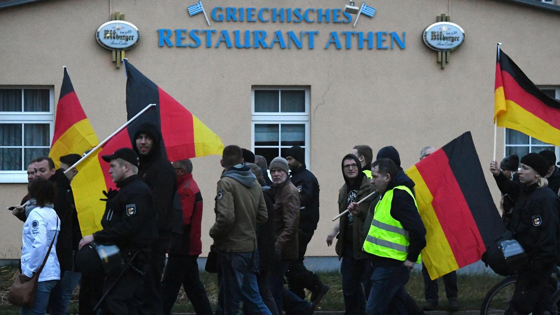 Mecklenburg-Vorpommern, Greifswald: Anhänger der Partei Alternative für Deutschland (AfD) laufen bei ihrer Demonstration unter dem Motto "Nein zum globalen Migrationspakt" durch die Altstadt.
