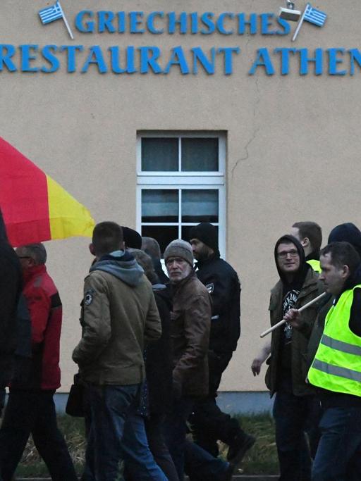 Mecklenburg-Vorpommern, Greifswald: Anhänger der Partei Alternative für Deutschland (AfD) laufen bei ihrer Demonstration unter dem Motto "Nein zum globalen Migrationspakt" durch die Altstadt.