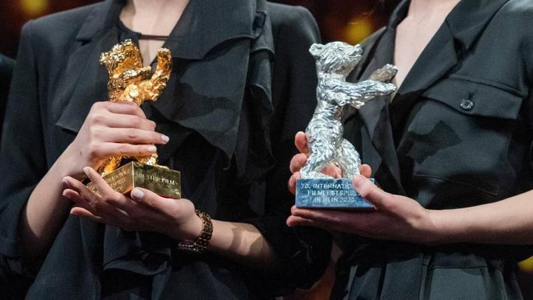 Der goldene und silberne Bär bei der Preisverleihung der Internationalen Filmfestspiele Berlin. Der goldene und silberne Bär bei der Preisverleihung der Internationalen Filmfestspiele Berlin.