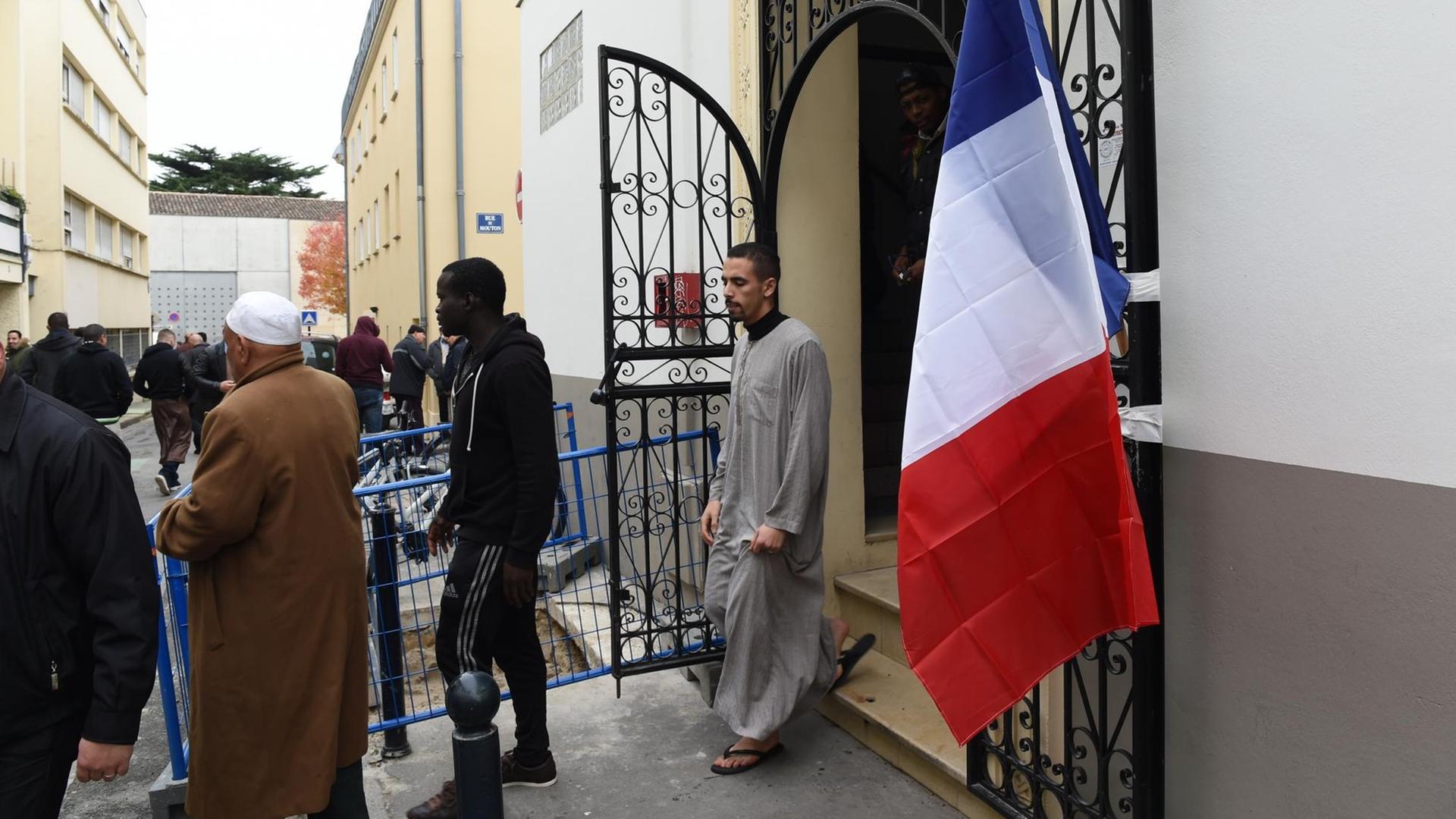 Muslime verlassen die Moschee in Bordeaux Muslime verlassen die Moschee in Bordeaux