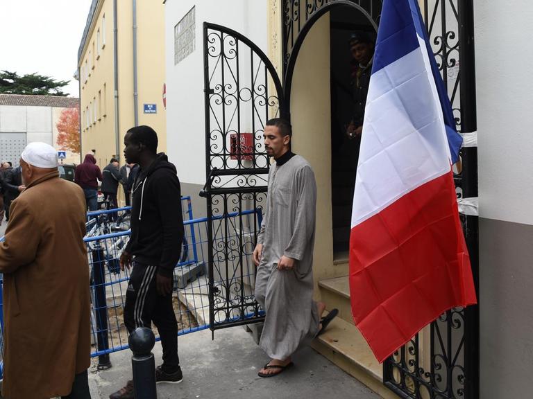 Muslime verlassen die Moschee in Bordeaux