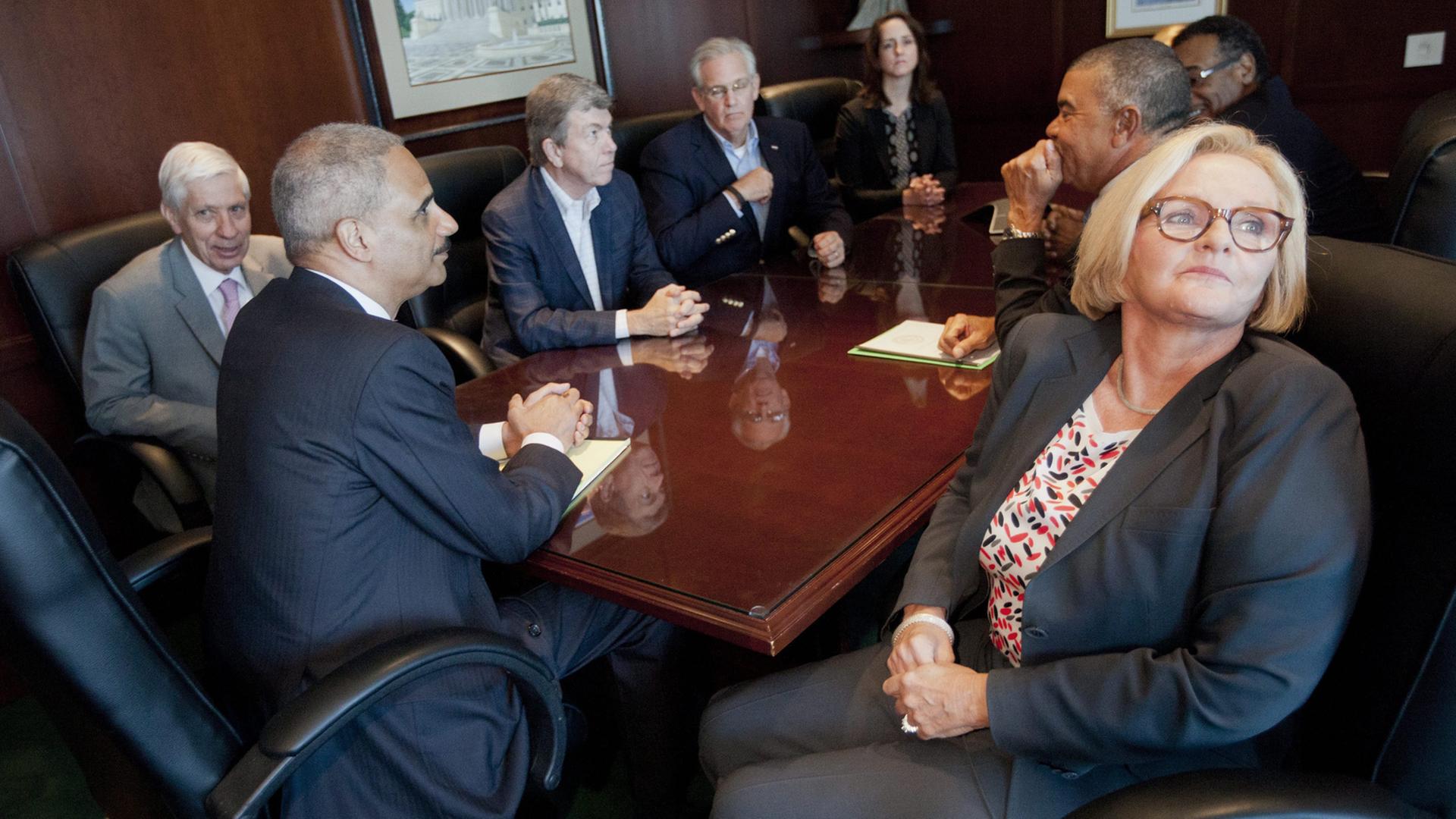 US-Justizminister Eric Holder (links) bei einem Treffen in einem Justizgebäude in St. Louis, Missouri