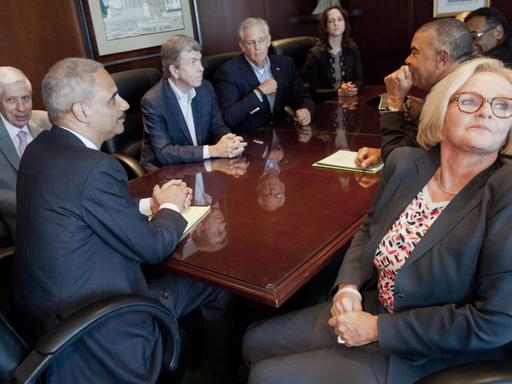 US-Justizminister Eric Holder (links) bei einem Treffen in einem Justizgebäude in St. Louis, Missouri