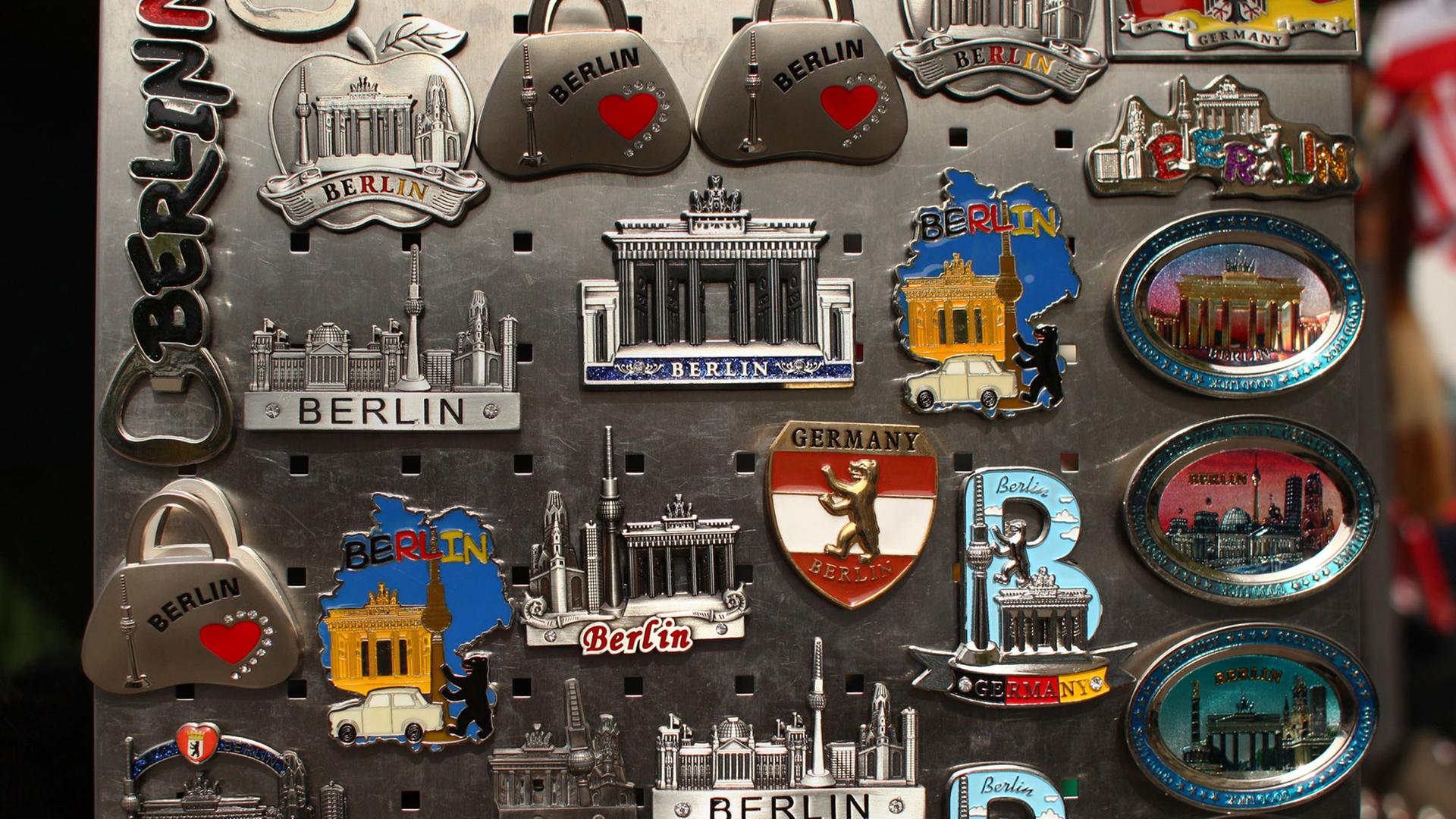 Werden unter anderem am Checkpoint Charlie verkauft: Souvenirs sind bei Berlin-Touristen immer noch populär Werden unter anderem am Checkpoint Charlie verkauft: Souvenirs sind bei Berlin-Touristen immer noch populär