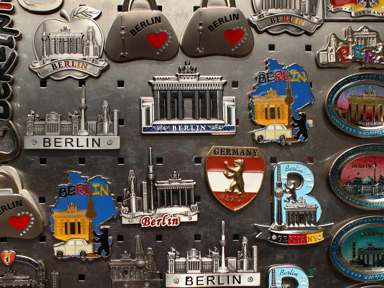 Werden unter anderem am Checkpoint Charlie verkauft: Souvenirs sind bei Berlin-Touristen immer noch populär