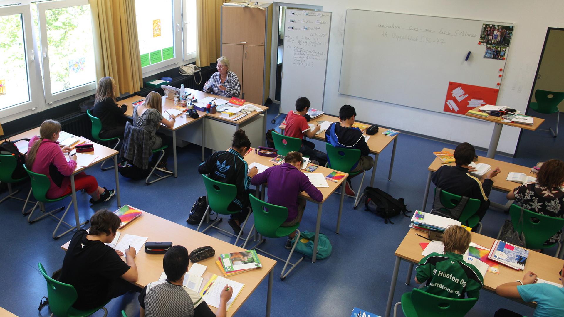 Schülerinnen und Schüler lernen im Geschichts-Unterricht an einer Hauptschule in Arnsberg.
