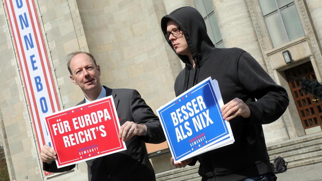 Martin Sonneborn, Vorsitzender von "Die Partei", und Nico Semsrott (r), Comedian, vor der Volksbühne Martin Sonneborn, Vorsitzender von "Die Partei", und Nico Semsrott (r), Comedian, vor der Volksbühne