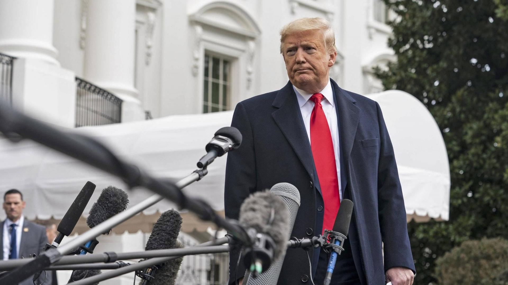 Donald Trump vor Mikrofonen am Weißen Haus in Washington D.C., USA Donald Trump vor Mikrofonen am Weißen Haus in Washington D.C., USA