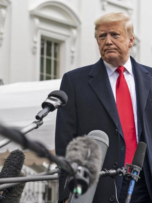Donald Trump vor Mikrofonen am Weißen Haus in Washington D.C., USA