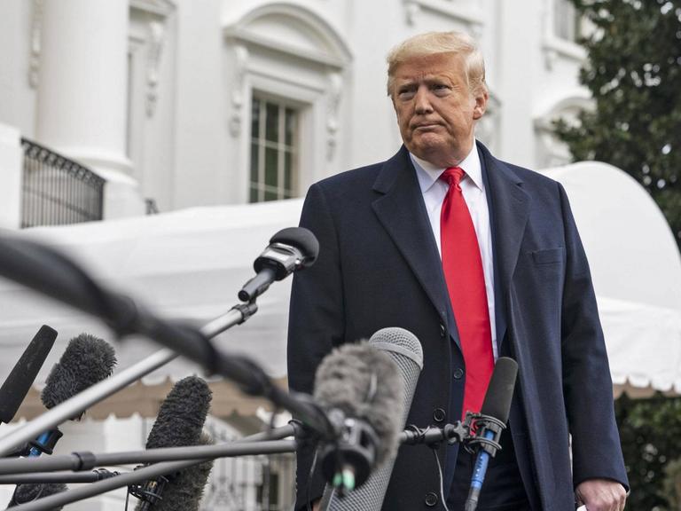 Donald Trump vor Mikrofonen am Weißen Haus in Washington D.C., USA