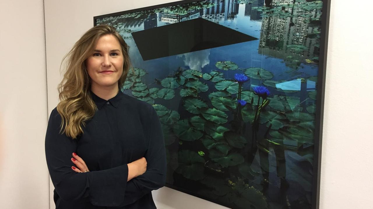 Die Fotografin Julia Steinigeweg steht vor einem ihrer Bilder bei der Fotoausstellung zur Eröffnung des Kultursymposium Weimar am 18.06.2019 Die Fotografin Julia Steinigeweg steht vor einem ihrer Bilder bei der Fotoausstellung zur Eröffnung des Kultursymposium Weimar am 18.06.2019