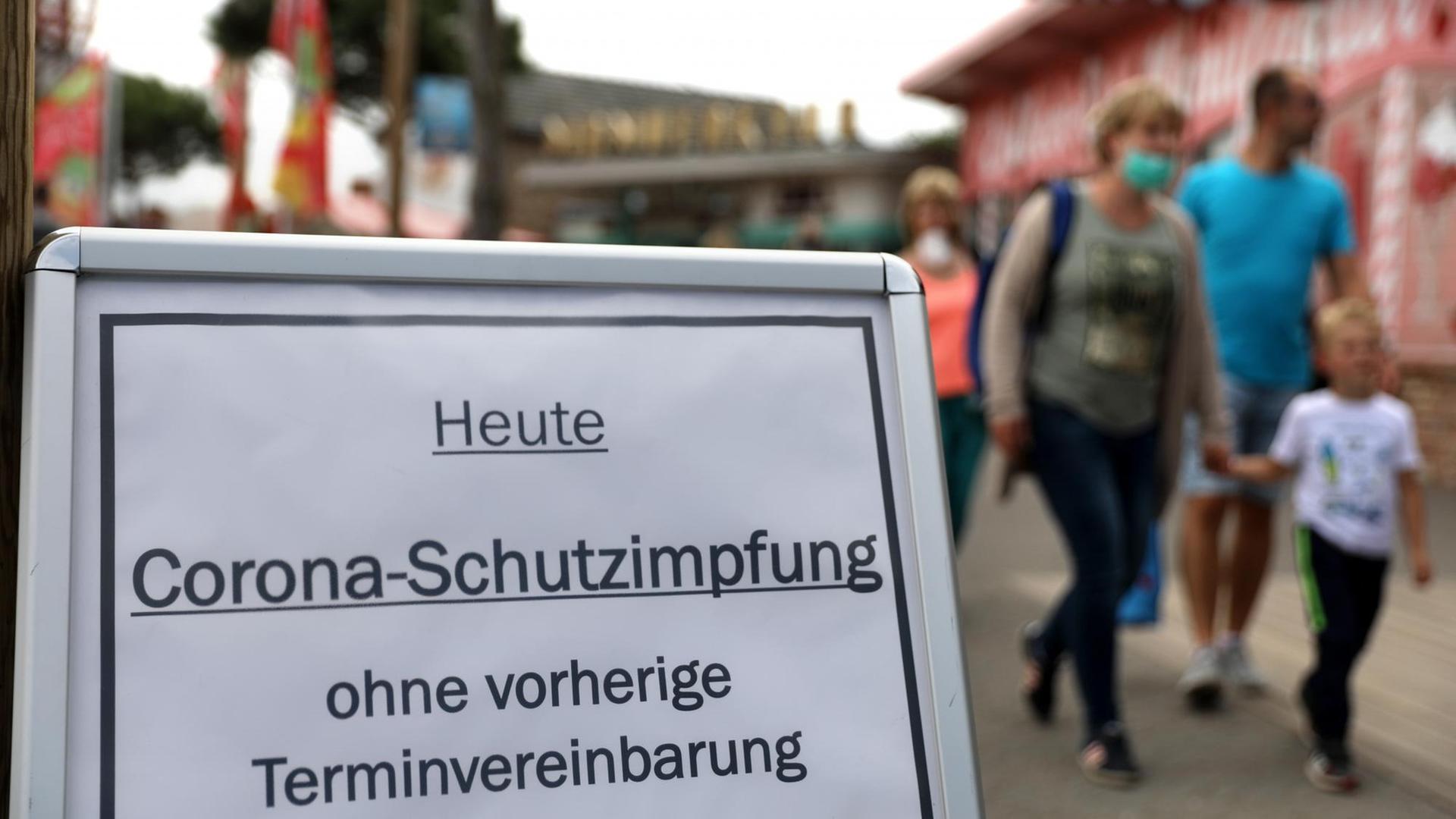 Auf einem Schild am Eingang zu Karls Erlebnis-Dorf steht "Heute Corona-Schutzimpfung ohne vorherige Terminvereinbarung" und weist auf den zweiten offenen Impftag hin. Auf einem Schild am Eingang zu Karls Erlebnis-Dorf steht "Heute Corona-Schutzimpfung ohne vorherige Terminvereinbarung" und weist auf den zweiten offenen Impftag hin.