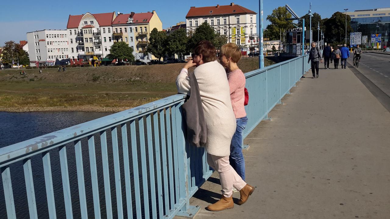 Beata Bielecka und Margarete Wohlan stehen auf der Brücke über die Oder zwischen Frankfurt und Slubice. Beata Bielecka und Margarete Wohlan stehen auf der Brücke über die Oder zwischen Frankfurt und Slubice.