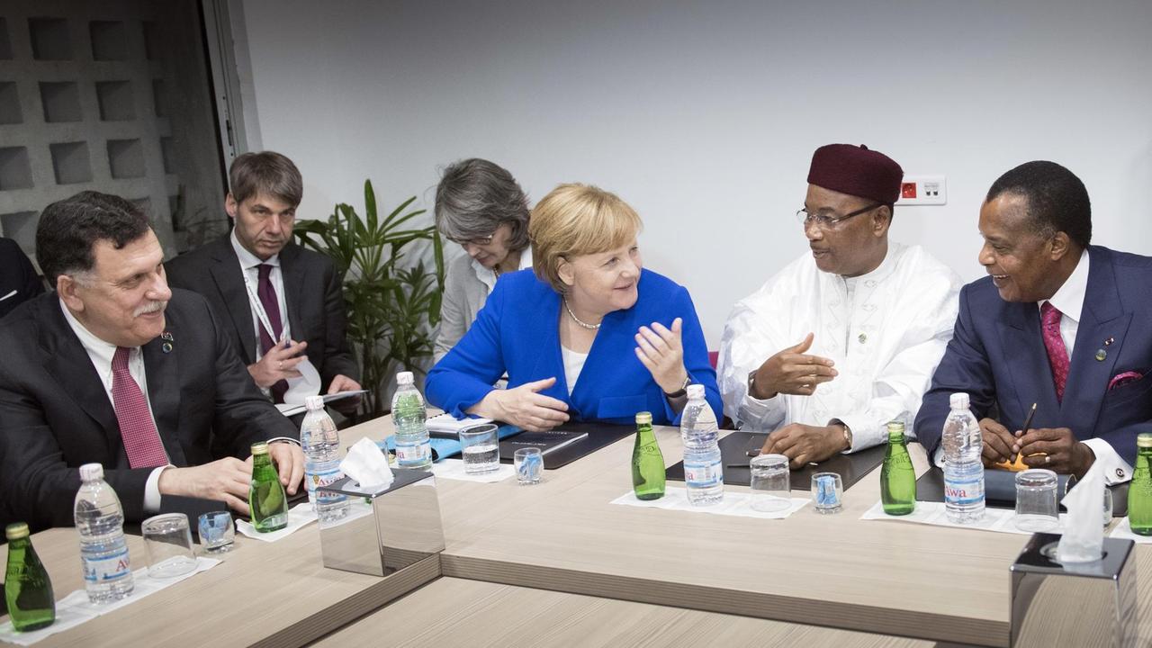 Das Handout der Bundesregierung zeigt Bundeskanzlerin Angela Merkel (CDU), den Präsident des Niger, Issoufou Mahamadou (2.v.r), den Vorsitzende des libyschen Präsidialrats, Fayez Al Sarraj (l), und der Präsident der Republik Kongo, Denis Sassou Nguesso (r), unterhalten sich zu Beginn eines Treffens während des 5. EU-Afrika-Gipfels zu einem Gespräch zu Libyen. Das Handout der Bundesregierung zeigt Bundeskanzlerin Angela Merkel (CDU), den Präsident des Niger, Issoufou Mahamadou (2.v.r), den Vorsitzende des libyschen Präsidialrats, Fayez Al Sarraj (l), und der Präsident der Republik Kongo, Denis Sassou Nguesso (r), unterhalten sich zu Beginn eines Treffens während des 5. EU-Afrika-Gipfels zu einem Gespräch zu Libyen.