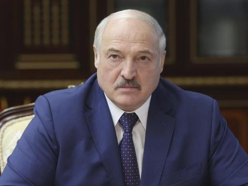 Der belarusische Machthabert Alexander Lukaschenko spricht mit ranghohen Militärvertretern.