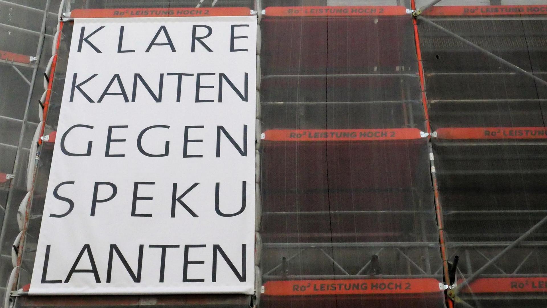 "Klare Kante gegen Spekulanten" - Plakat am ExRotaprint-Gebäude in Berlin "Klare Kante gegen Spekulanten" - Plakat am ExRotaprint-Gebäude in Berlin