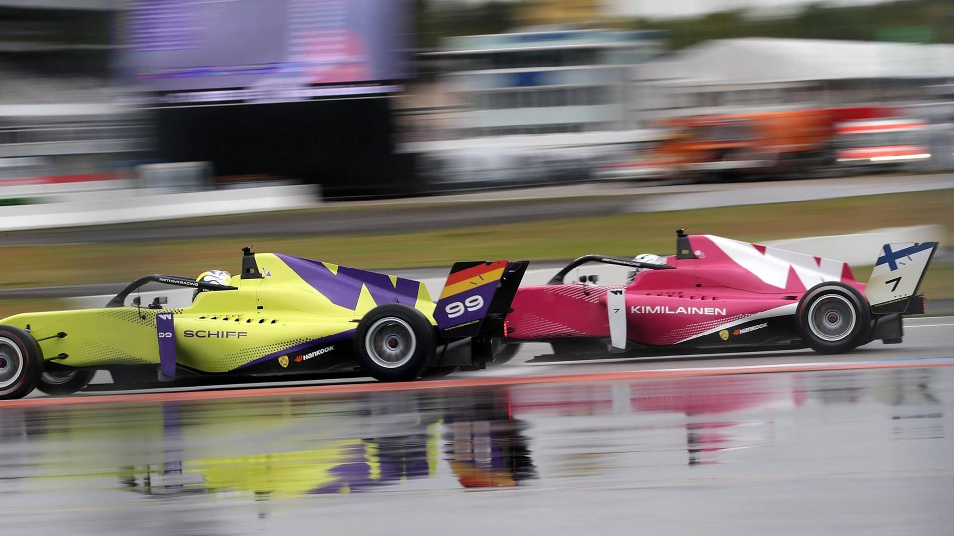Naomi Schiff und Emma Kimilainen während eines Überholmanövers beim ersten Rennen der W-Serie, die erste reine Frauenserie im Motorsport Naomi Schiff und Emma Kimilainen während eines Überholmanövers beim ersten Rennen der W-Serie, die erste reine Frauenserie im Motorsport