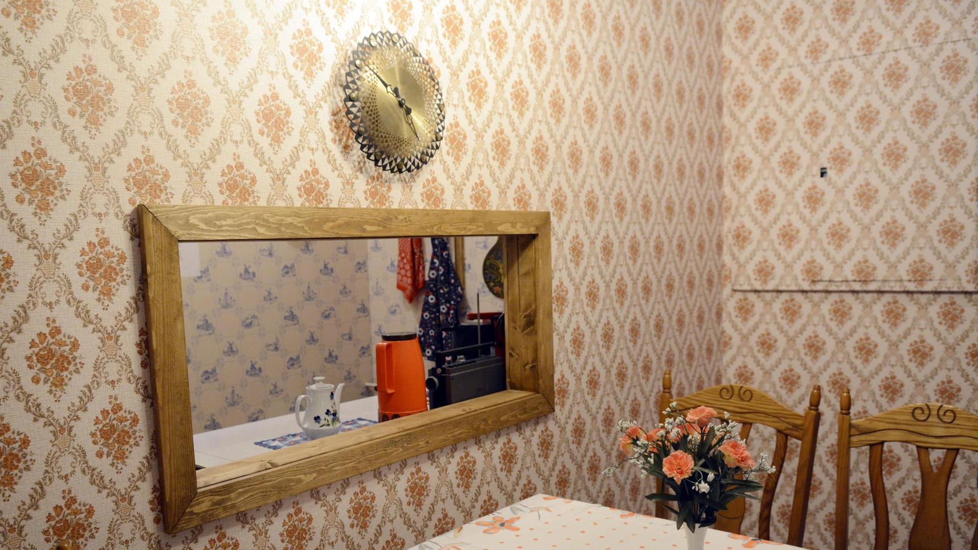 Eine Durchreiche verbindet Küche und Speisezimmer. Eine Durchreiche verbindet Küche und Speisezimmer.