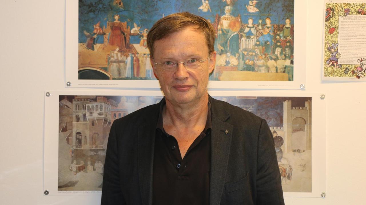 Volker Reinhardt, Professor für Geschichte der Neuzeit an der Universität Fribourg.Er gilt weltweit als einer der besten Kennern der Papstgeschichte. Volker Reinhardt, Professor für Geschichte der Neuzeit an der Universität Fribourg.Er gilt weltweit als einer der besten Kennern der Papstgeschichte.