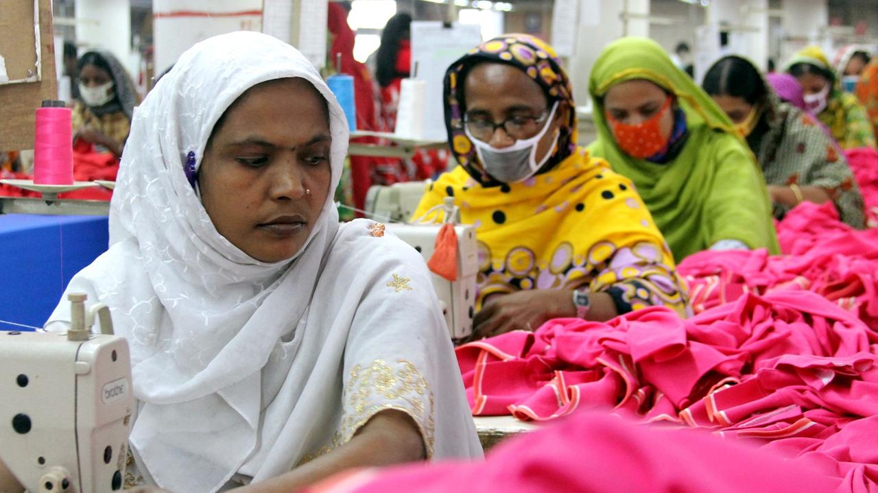 Frauen und Männer arbeiten in der Textilfabrik "One Composite Mills" in Gazipur, einem Vorort der Hauptstadt Dhaka in Bangladesch. Frauen und Männer arbeiten in der Textilfabrik "One Composite Mills" in Gazipur, einem Vorort der Hauptstadt Dhaka in Bangladesch.