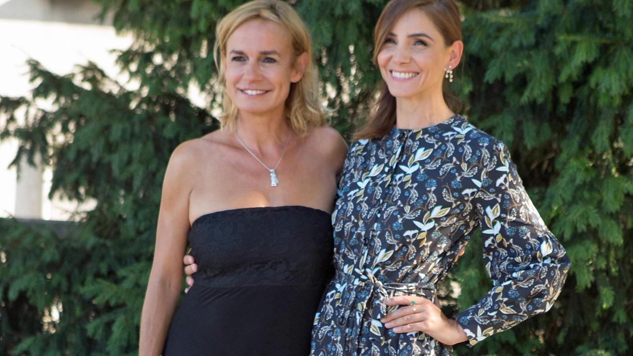 Die Schauspielerinnen Sandrine Bonnaire und Clotilde Courau bei der Präsentation des Spielfilms "Der Himmel wird warten" auf dem Festival du Film francophone d'Angoulême im August 2016 Die Schauspielerinnen Sandrine Bonnaire und Clotilde Courau bei der Präsentation des Spielfilms "Der Himmel wird warten" auf dem Festival du Film francophone d'Angoulême im August 2016