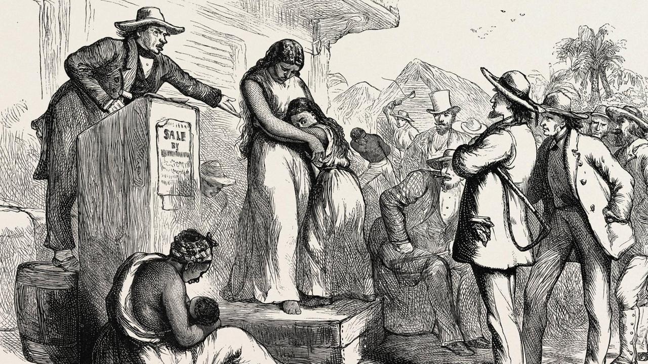 Eine Gravur zeigt eine Sklavenauktion in den USA um 1870. Eine Frau umarmt dabei schützend Ihre Tochter. Um sie herum stehen Männer mit Hüten und der Auktionator auf einem Fass. Eine Gravur zeigt eine Sklavenauktion in den USA um 1870. Eine Frau umarmt dabei schützend Ihre Tochter. Um sie herum stehen Männer mit Hüten und der Auktionator auf einem Fass.