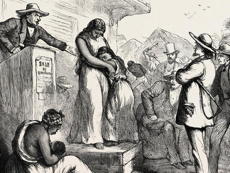 Eine Gravur zeigt eine Sklavenauktion in den USA um 1870. Eine Frau umarmt dabei schützend Ihre Tochter. Um sie herum stehen Männer mit Hüten und der Auktionator auf einem Fass.