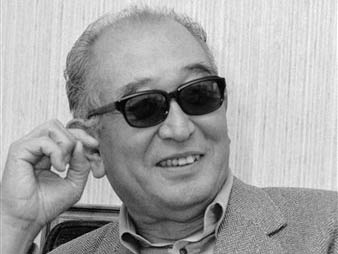 Der Filmregisseur Akira Kurosawa bei einem Interview im Plaza Hotel in New York am 7. Oktober 1980. Der Filmregisseur Akira Kurosawa bei einem Interview im Plaza Hotel in New York am 7. Oktober 1980.