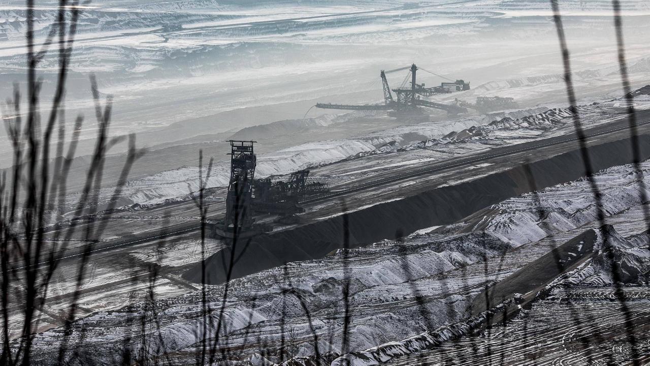 Bagger fördern Kohle im winterlich verschneiten Tagebau Hambach bei Köln. Bagger fördern Kohle im winterlich verschneiten Tagebau Hambach bei Köln.