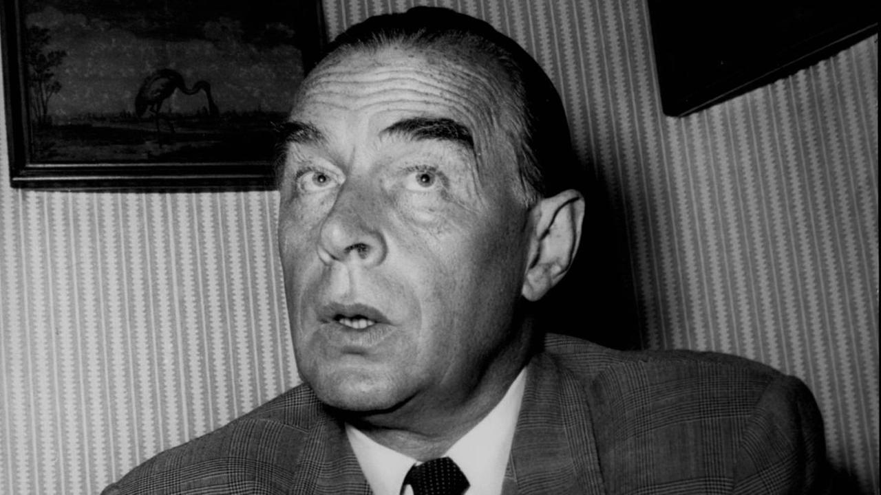 Der Autor Erich Maria Remarque während eines Interviews in München am 8. August 1954 Der Autor Erich Maria Remarque während eines Interviews in München am 8. August 1954