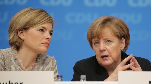 Die stellvertretende CDU-Corsitzende Julia Klöckner sitzt neben der CDU-Bundesvorsitzenden und Bundeskanzlerin Angela Merkel und spricht mit ihr.