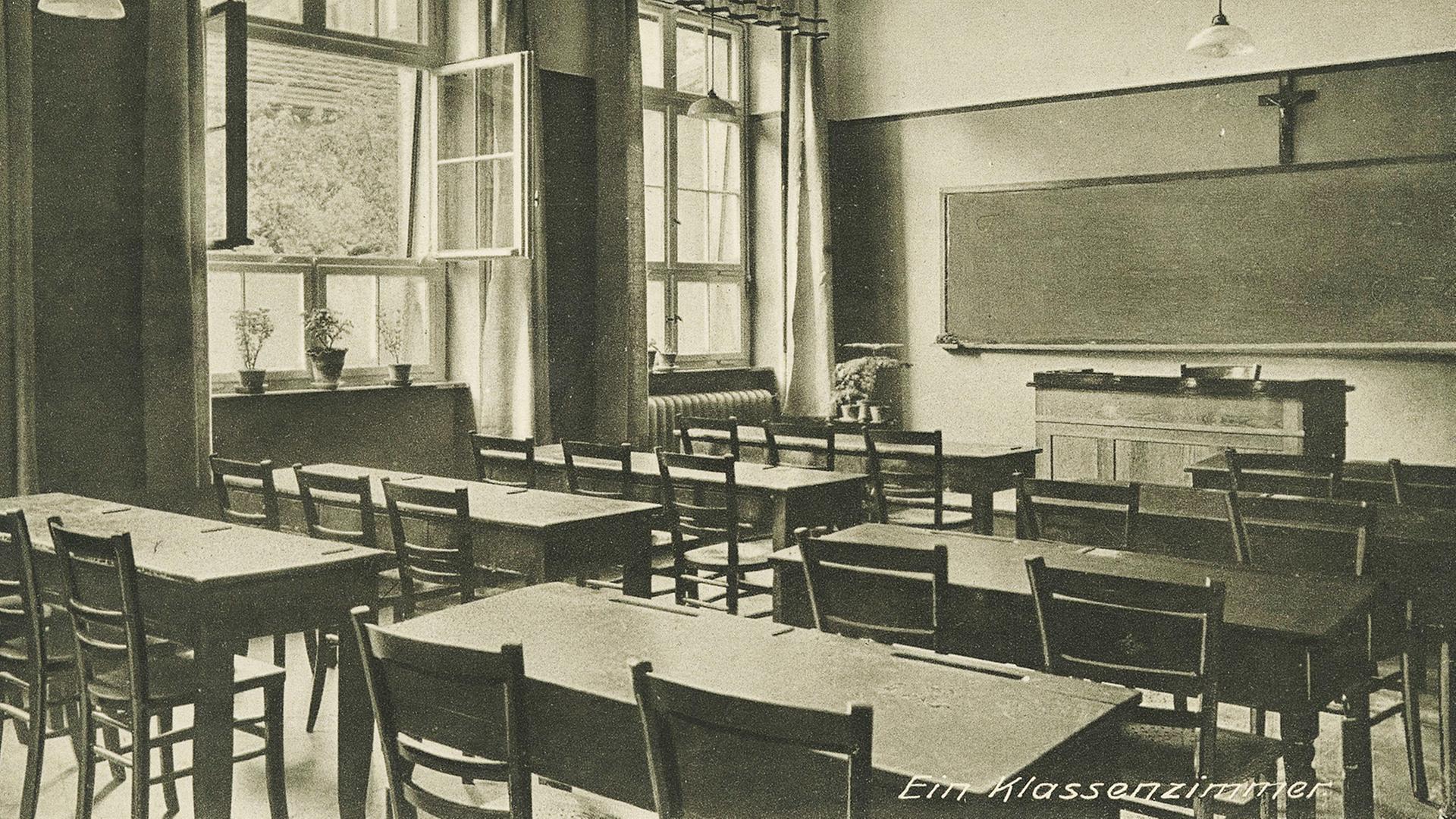 Blick in ein Klassenzimmer im Erfurter Ursulinenkloster Blick in ein Klassenzimmer im Erfurter Ursulinenkloster