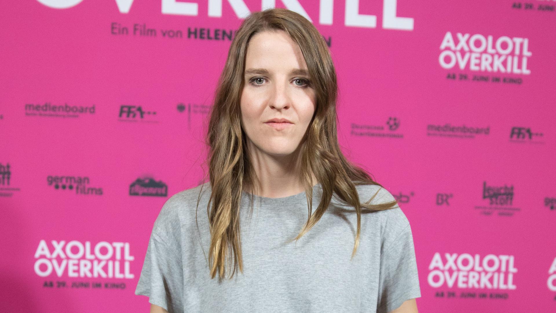 Die Regisseurin und Drehbuchautorin Helene Hegemann kommt zur Premiere des Kinofilms "Axolotl Overkill" in die Volksbühne in Berlin. Die Regisseurin und Drehbuchautorin Helene Hegemann kommt zur Premiere des Kinofilms "Axolotl Overkill" in die Volksbühne in Berlin.