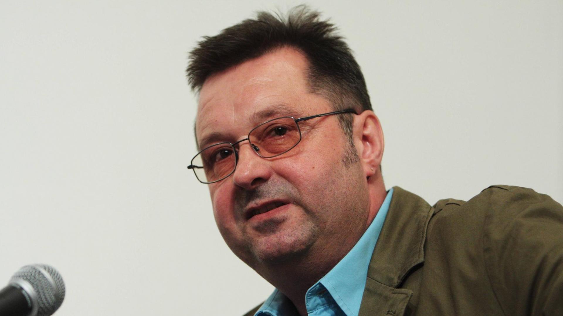 Detlef Grumbach, Mitgründer und heute noch Verleger des Männerschwarm Verlags für schwule Literatur, hier auf einer Literatur-Konferenz 2009 Detlef Grumbach, Mitgründer und heute noch Verleger des Männerschwarm Verlags für schwule Literatur, hier auf einer Literatur-Konferenz 2009