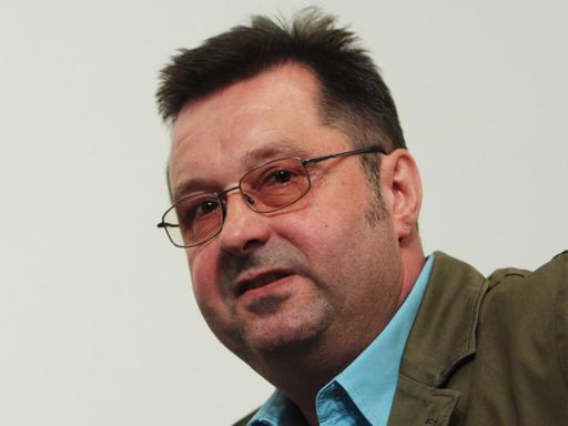 Detlef Grumbach, Mitgründer und heute noch Verleger des Männerschwarm Verlags für schwule Literatur, hier auf einer Literatur-Konferenz 2009