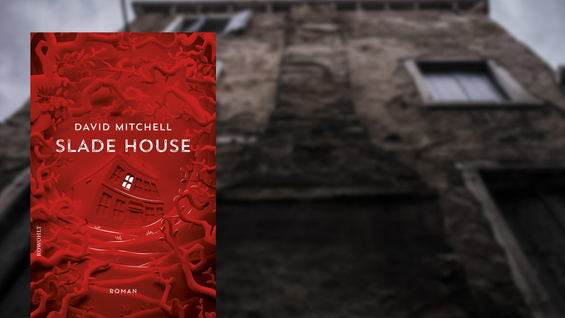 Cover des Buchs "Slade House" von David Mitchell vor dem Hintergrund eines verfallenen, gespenstisch anmutenden Hauses