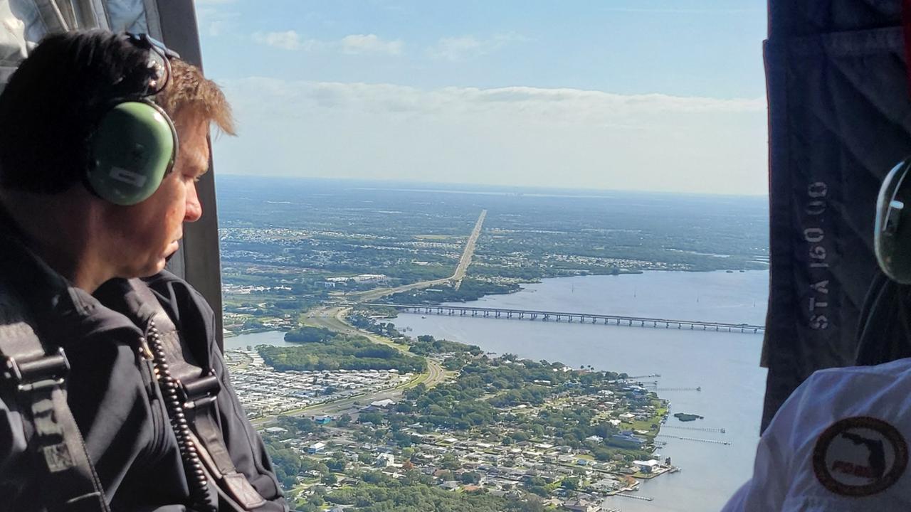 Floridas Gouverneur Ron DeSantis bei einem Flug über das den Bezirk Manatee County