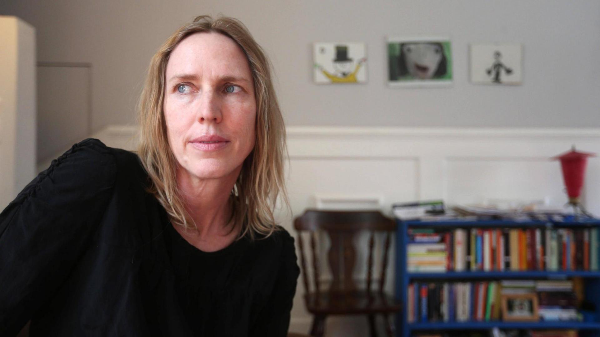 Miriam Toews posiert zu Hause in Toronto vor einem Bücheregal für ein Foto. Miriam Toews posiert zu Hause in Toronto vor einem Bücheregal für ein Foto.