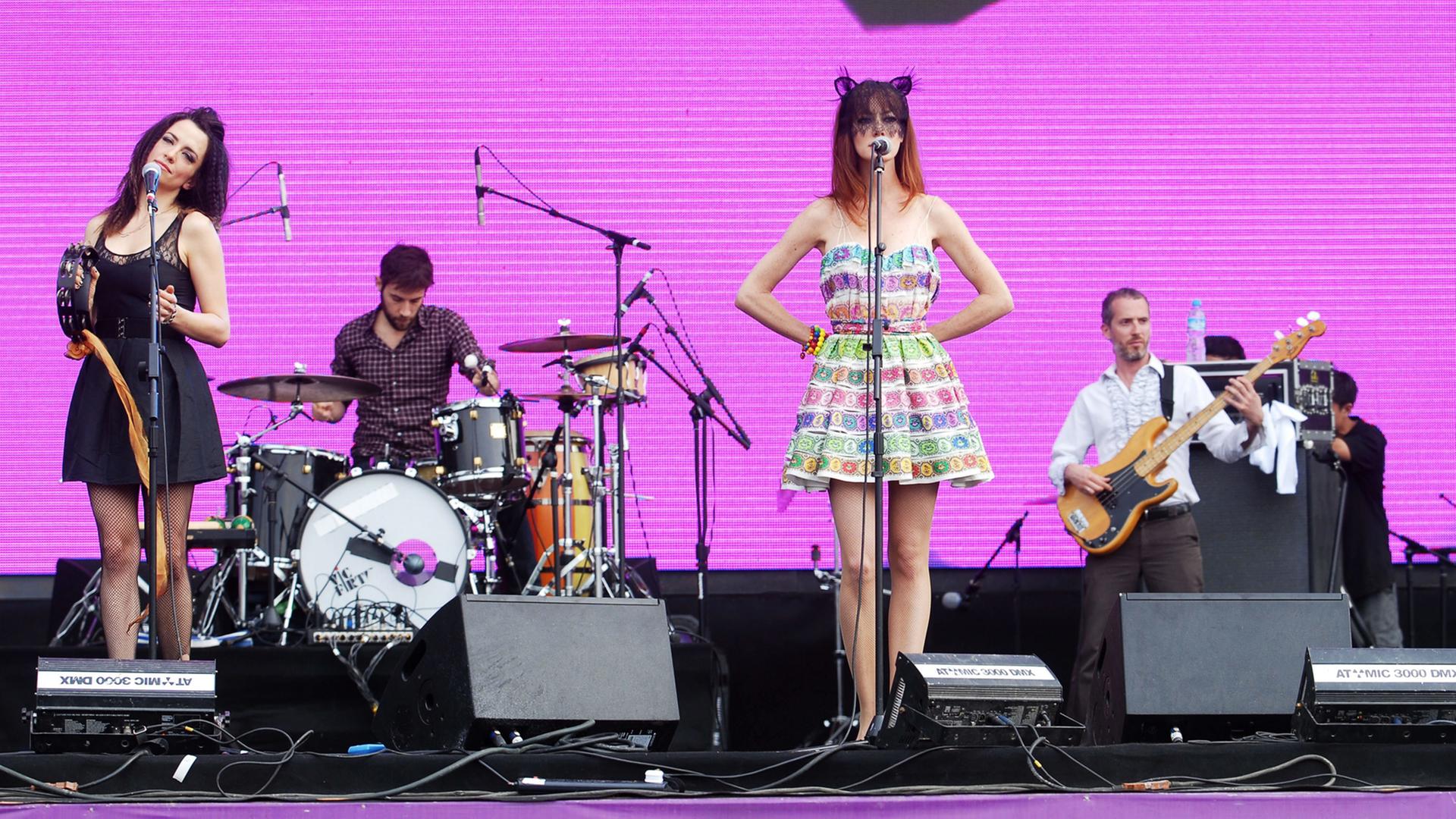 Die Band "Nouvelle Vague" bei einem Konzert in Peking. Die Band "Nouvelle Vague" bei einem Konzert in Peking.