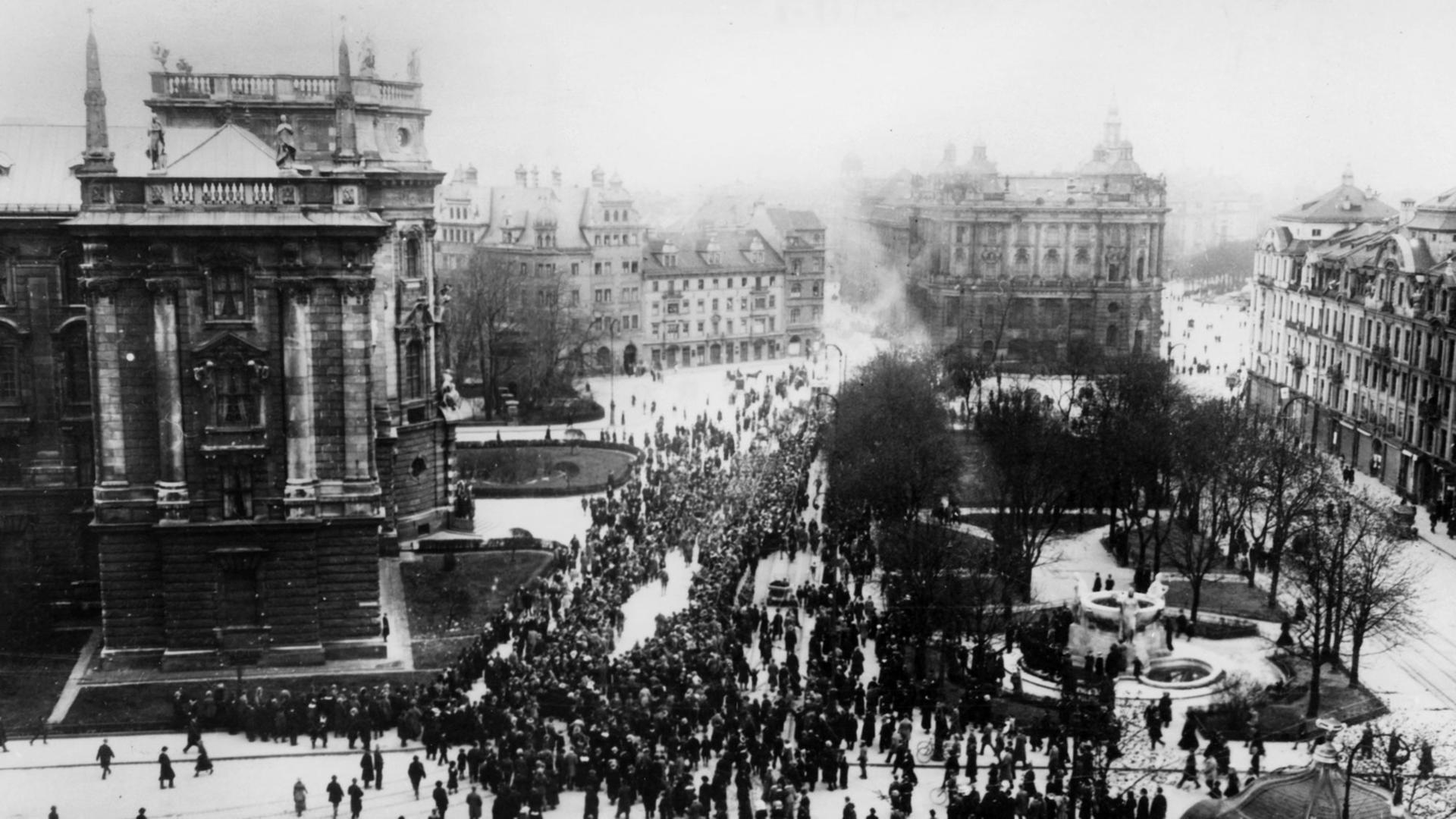 Menschenmengen sammeln sich während der Novemberrevolution 1918 in München. Menschenmengen sammeln sich während der Novemberrevolution 1918 in München.