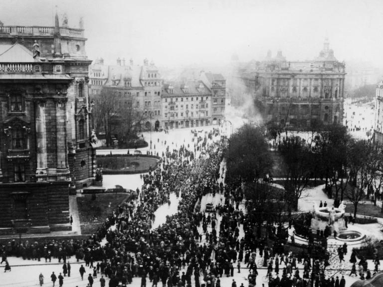 Menschenmengen sammeln sich während der Novemberrevolution 1918 in München.